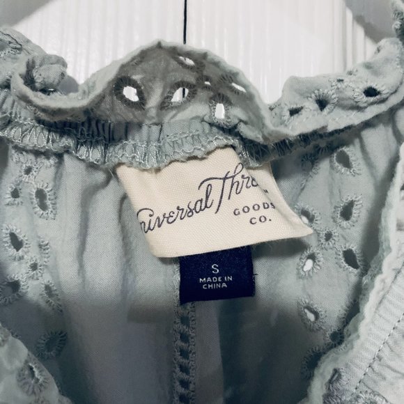 Universal Thread Eyelet Top - Picture 2 of 4